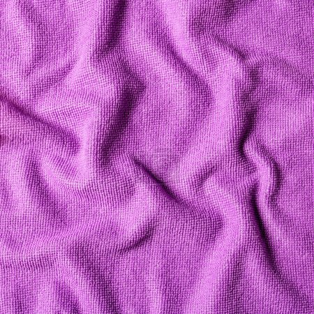 Téléchargez les photos : Fond abstrait en tissu doux froissé de couleur pourpre, vue de dessus rapprochée - en image libre de droit