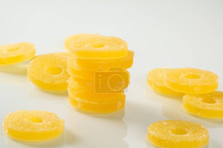 Un primer plano mostrando un frasco de mermelada de piña orgánica de color amarillo anaranjado, la adición perfecta para el desayuno y el postre. Ideal para proyectos de fotografía de alimentos y materiales publicitarios.