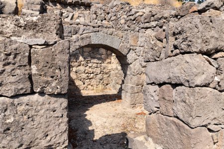 Überreste von Gebäuden und Steinmauern auf den Ruinen der Stadt Gamla, Golanhöhen, Nordisrael
