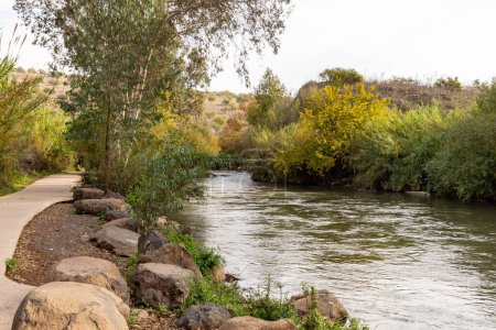 Téléchargez les photos : The Jordan River flows near the ruins of the fortress wall of the Ateret fortress - Metzad Ateret - Qasr Atara - located next to the ford of the Jacob daughters on the Jordan River, in northern Israel - en image libre de droit