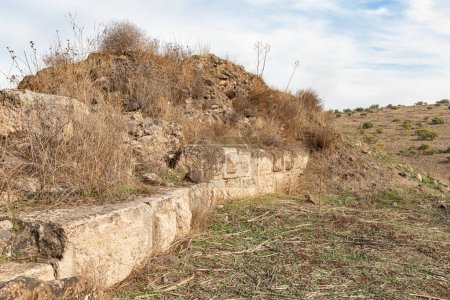 Téléchargez les photos : Les ruines du mur de la forteresse de l'Ateret - Metzad Ateret - Qasr Atara - situé à côté du gué des filles Jacob sur le Jourdain, dans le nord d'Israël - en image libre de droit