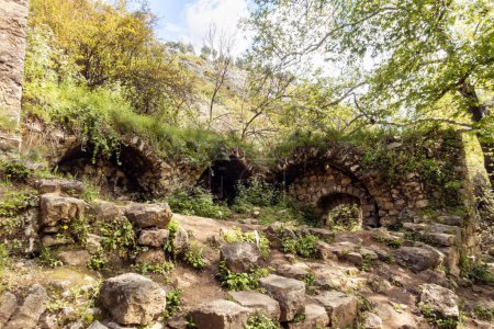 Foto de Restos de un antiguo molino de agua abandonado en ruinas en el Parque Nacional Natural del Nahal Amud en Galilea Occidental en el norte de Israel - Imagen libre de derechos
