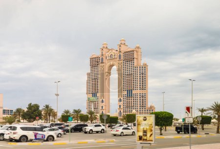 Photo pour Abu Dhabi, Émirats arabes unis, 19 mars 2023 : Vue depuis la fenêtre d'un bus touristique sur l'hôtel Rixos Marina Abu Dhabi à Abu Dhabi, Émirats arabes unis - image libre de droit