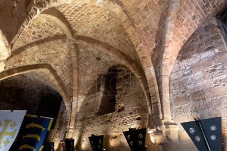 Foto de Acre, Israel, 17 de junio de 2023: Bóveda arqueada de piedra en el comedor de la fortaleza templaria en la ciudad vieja de Acre, en el norte de Israel - Imagen libre de derechos