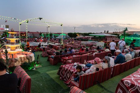 Téléchargez les photos : Dubaï, Émirats arabes unis, 20 mars 2023 : Vue de nuit sur Adventure Planet Tourism - Dubai Desert Safari dans le désert sablonneux près de Dubaï, Émirats arabes unis - en image libre de droit