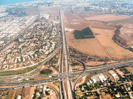 Vue depuis la fenêtre d'un avion décollant de l'aéroport Ben Gourion et survolant la ville de Tel Aviv en Israël vers la mer Méditerranée et l'Europe