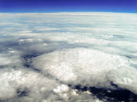 Vue depuis la fenêtre d'un avion volant à haute altitude au-dessus de l'Europe continentale vers un étrange nuage en forme de champignon