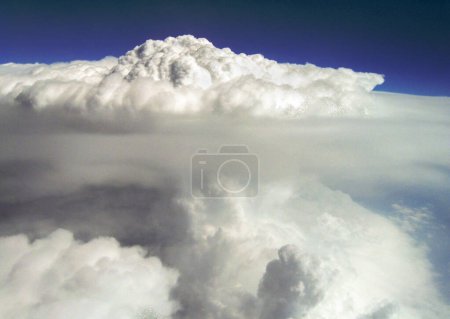 Blick aus dem Fenster eines Flugzeugs, das in großer Höhe über dem europäischen Festland zu einer bizarren Wolke fliegt