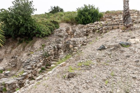 Téléchargez les photos : Des marches en pierre bien conservées lors de l'excavation des fortifications cananéennes du site de Megiddo près de la ville de Yokneam dans le nord d'Israël - en image libre de droit