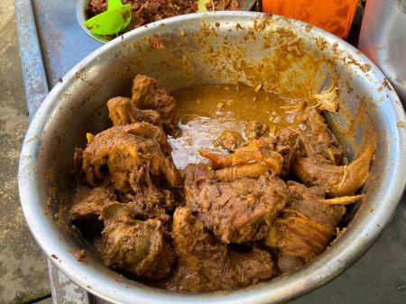 Téléchargez les photos : Gudeg Jogja, nourriture traditionnelle de Yogyakarta, Indonésie. Il contient du jeune jacquier, oeuf de poulet, poulet, sambal de peau de vache frit / sauce et piments. - en image libre de droit