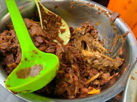 Téléchargez les photos : Gudeg Jogja, nourriture traditionnelle de Yogyakarta, Indonésie. Il contient du jeune jacquier, oeuf de poulet, poulet, sambal de peau de vache frit / sauce et piments. - en image libre de droit