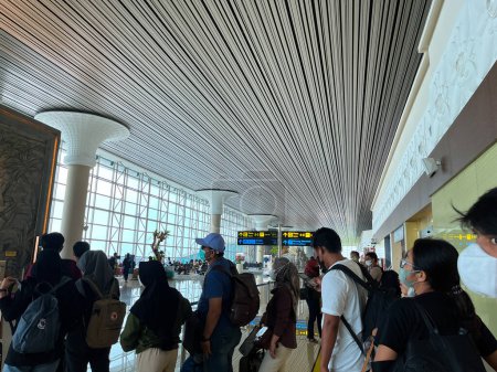 Téléchargez les photos : Yogyakarta, Indonésie - janvier 2023. Personnes faisant la queue pour embarquer à l'aéroport international de Yogyakarta à Kulon Progo, Yogyakarta. - en image libre de droit