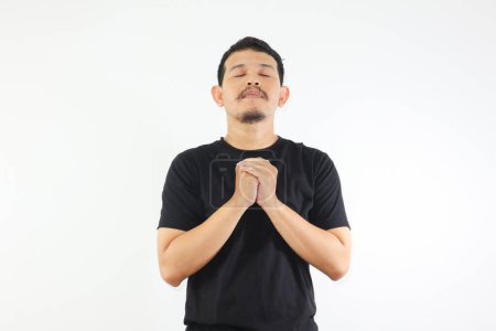 Foto de Un hombre asiático apretó las manos e hizo una oración - Imagen libre de derechos