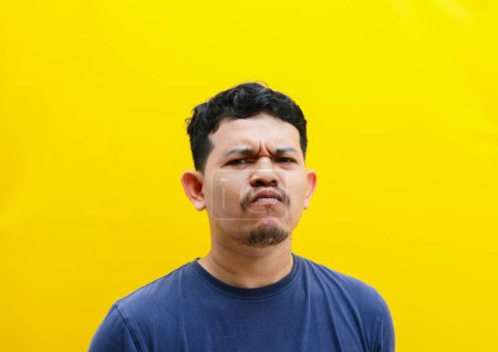 Foto de Retrato de la cara de un joven asiático mostrando una expresión de decepción e insatisfacción. sesión de estudio - Imagen libre de derechos