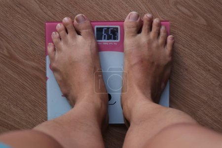 Imagen de vista superior del pie en la escala de peso corporal