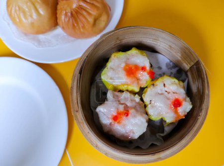 dimsum de poulet servi dans une assiette en bambou. Dimsum est une large gamme de petits plats que les Cantonais dégustent traditionnellement dans les restaurants pour le petit déjeuner et le déjeuner.