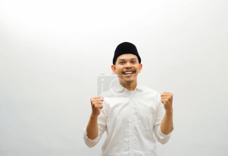 Téléchargez les photos : Asiatique musulman homme serré poing heureux expression - en image libre de droit