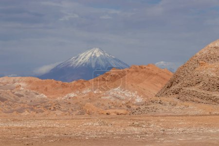 Foto de Volcán Lascar en Chile cubierto de nieve visto desde Atacama, el desierto más seco del mundo - Imagen libre de derechos