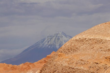 Foto de Volcán Lascar en Chile cubierto de nieve visto desde Atacama, el desierto más seco del mundo - Imagen libre de derechos