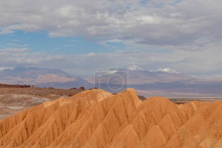 Foto de Valles de sal en el desierto más seco del mundo, Atacama en Chile - Imagen libre de derechos