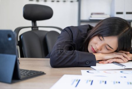 Foto de Mujer de negocios cansada durmiendo en el escritorio, frente a la pantalla de la computadora
. - Imagen libre de derechos