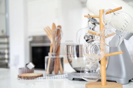 Foto de Utensilios de cocina y herramientas de madera para hornear en casa sobre un fondo de cocina claro. Enfoque selectivo. - Imagen libre de derechos