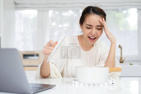 Foto de Sorprendido asustado molesto joven asiático mujer cometido error cocinar olla dentro de casa cocina - Imagen libre de derechos