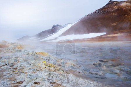 Foto de Boiling Mud Pots in the Iceland Volcanically Active Zone and Smoking Cracks in the Ground Around (en inglés). Ubicación: Área Geotérmica Hverir, Región de Myvatn, Norte de Islandia, Europa. Foto de alta calidad - Imagen libre de derechos