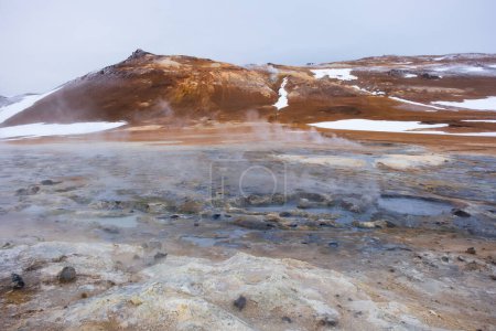 Foto de Boiling Mud Pots in the Iceland Volcanically Active Zone and Smoking Cracks in the Ground Around (en inglés). Ubicación: Área Geotérmica Hverir, Región de Myvatn, Norte de Islandia, Europa. Foto de alta calidad - Imagen libre de derechos