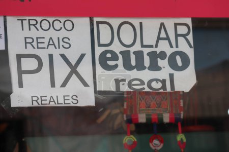 Foto de Dólar publicitario cartel, real brasileño y cambio de moneda peso argentino. Foto de alta calidad - Imagen libre de derechos