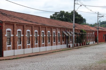 Foto de Piracicaba, Sao Paulo, Brazil: february 3, 2023. Red brick houses at Monte Alegre touristic neighborhood. High quality photo - Imagen libre de derechos