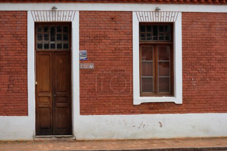 Foto de Piracicaba, Sao Paulo, Brazil: february 3, 2023. Red brick houses at Monte Alegre touristic neighborhood. High quality photo - Imagen libre de derechos