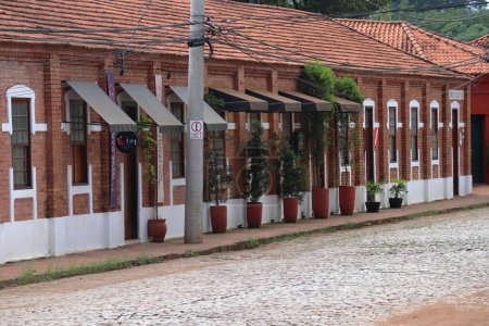 Foto de Piracicaba, Sao Paulo, Brasil: 3 de febrero de 2023. Casas de ladrillo rojo en el barrio turístico Monte Alegre. Foto de alta calidad - Imagen libre de derechos