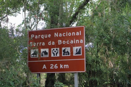 Foto de Sao Paulo, Brasil February uari 8, 2022: Tablero de información en el Parque Nacional Bocaina que dice: Parque Nacional Bocaina, 26 km. Foto de alta calidad - Imagen libre de derechos