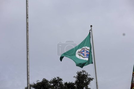 Foto de Bandera de Piracicaba bajo un cielo gris. Piracicaba es una ciudad brasileña de Sao Paulo. Foto de alta calidad - Imagen libre de derechos