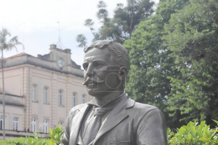 Foto de Piracicaba, SP, Brasil: 2 de febrero de 2023. Escultura con el busto de Luiz de Queiroz en la escuela superior de agronomía de Piracicaba. Escultor: Luiz Morrone - Imagen libre de derechos