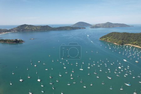 Foto de Vista aérea de Saco da Ribeira, Ubatuba, Brasil. Puerto de veleros y barcos. Foto de alta calidad - Imagen libre de derechos