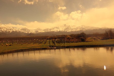 Foto de Vista de los Andes y su reflejo en un lago en la región de Mendoza, Argentina. Foto de alta calidad - Imagen libre de derechos