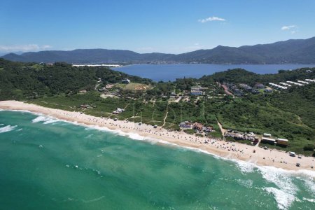 Mole beach aerial view, Florianopolis island, Santa Catarina. Foto de alta calidad. Lago Conceicao en el fondo.