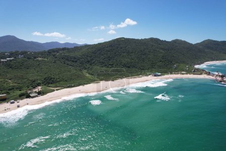 Vista de las playas de Praia Mole y Galheta desde lo alto de los acantilados, en Florianópolis, Brasil. Foto de alta calidad