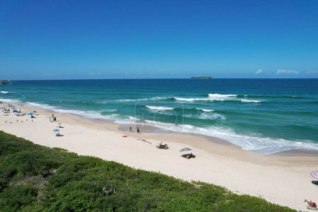 Mole Strand Luftaufnahme, Insel Florianopolis, Santa Catarina. Hochwertiges Foto. Conceicao-See im Hintergrund.