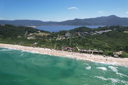 Mole beach aerial view, Florianopolis island, Santa Catarina. Foto de alta calidad. Lago Conceicao en el fondo.