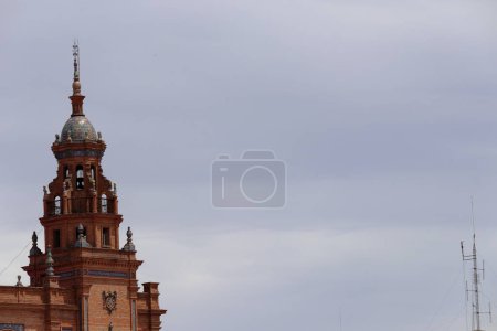 Sevilla, Spanien - 10. Mai 2024: Barocke Dachkonstruktion des San Telmo Palastes, ein Wahrzeichen der Stadt. Hochwertiges Foto