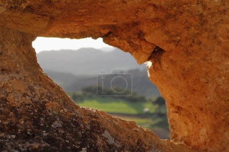 Andalusische Landschaft durch ein Loch im Fels gesehen, selektiver Fokus