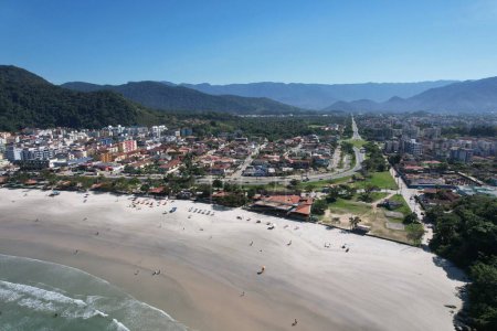 Luftaufnahme vom Strand Praia Grande in Ubatuba, Sao Paulo, Brasilien. Hochwertiges Foto