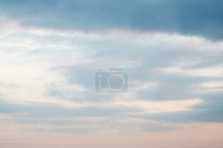 Foto de Foto de suaves nubes azul-rosadas. Buenos días. foto universal. Textura cielo. Horizontalmente. - Imagen libre de derechos
