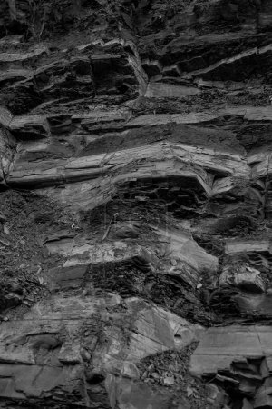 Cara del acantilado de Shabby envejecido y dividida por enormes grietas y capas.