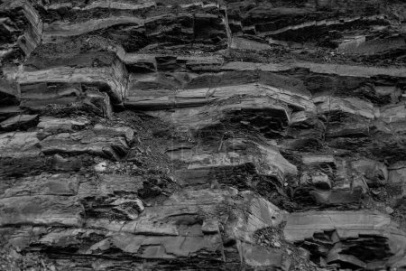 Foto de Cara del acantilado de Shabby envejecido y dividida por enormes grietas y capas. - Imagen libre de derechos