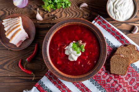 Foto de Borscht rojo ucraniano con tomate de remolacha y carne - Imagen libre de derechos