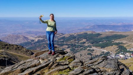 Téléchargez les photos : Jeune femme contemplant d'un beau point de vue les montagnes de l'Alpujarra de Grenade en Andalousie - en image libre de droit